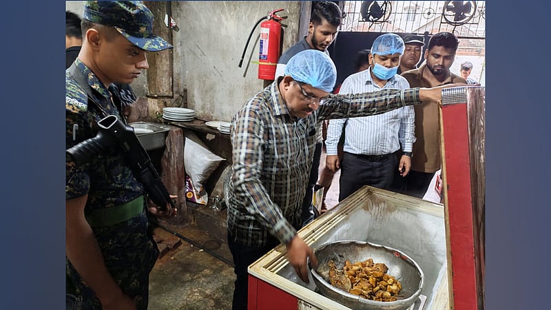 রান্নাঘর নোংরা, গ্রিন রোডের রূপসা রেস্তোরাঁকে লাখ টাকা জরিমানা