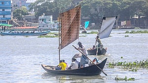 বুড়িগঙ্গায় পাল তোলা নৌকা