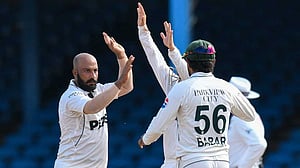 ১৪ উইকেটের নাটকীয় দিন শেষে এগিয়ে পাকিস্তান