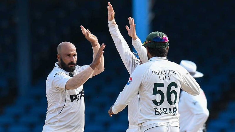 ১৪ উইকেটের নাটকীয় দিন শেষে এগিয়ে পাকিস্তান