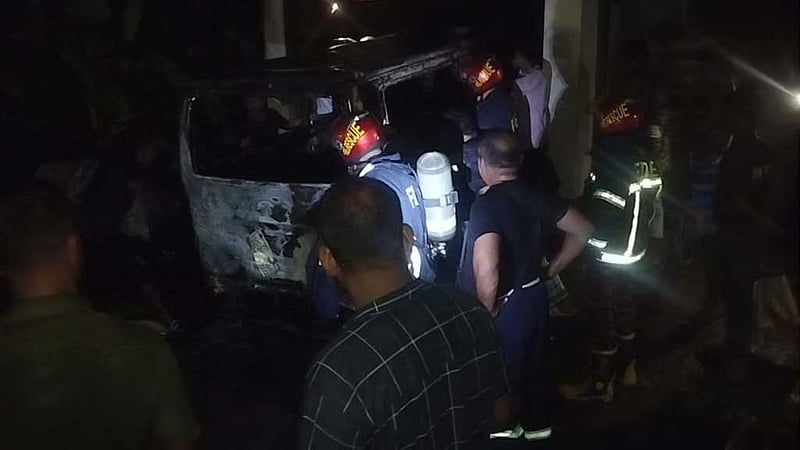 সাতক্ষীরা মেডিকেলের গ্যারেজে অ্যাম্বুলেন্সে অগ্নিকাণ্ড, ‘সময়মতো নিয়ন্ত্রণে’ এড়াল দুর্ঘটনা