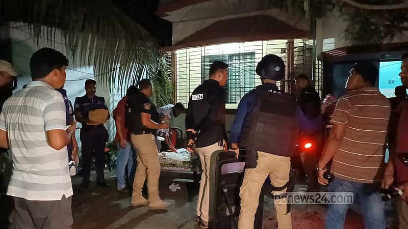 সাভারে ৫ হাতবোমা উদ্ধার, আরও বোমার সন্দেহে ঘেরাও এলাকা