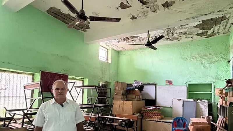 ভারতে এবার জরাজীর্ণ সরকারি  ‘স্কুল ঠিক করো’ আন্দোলনে ককরোচ জনতা পার্টি