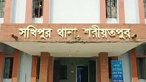 চুরির অপবাদে তরুণীর চুল কেটে, জুতার মালা পরিয়ে গাছে বেঁধে নির্যাতন, গ্রেপ্তার ২
