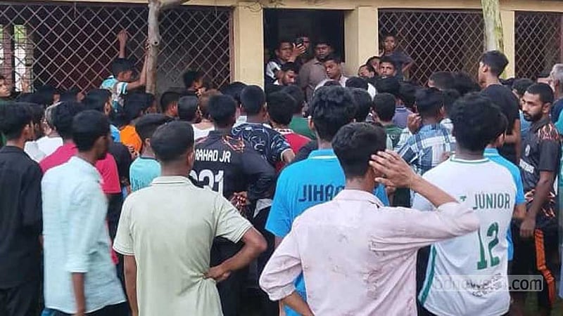 গণহারে ফেল: শেরপুরে রামেরচর উচ্চবিদ্যালয়ের শিক্ষকরা কয়েক ঘণ্টা অবরুদ্ধ