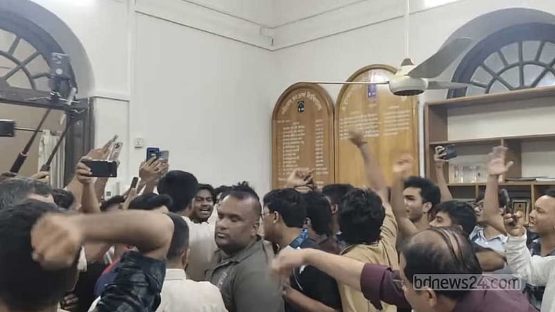 ঢাবির শহীদুল্লাহ হলে শিবির-ছাত্রদলের হাতাহাতি