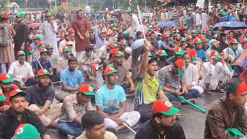 পিভিসি পাইপ হাতে শিবিরকর্মীদের ‘গণজমায়েত’