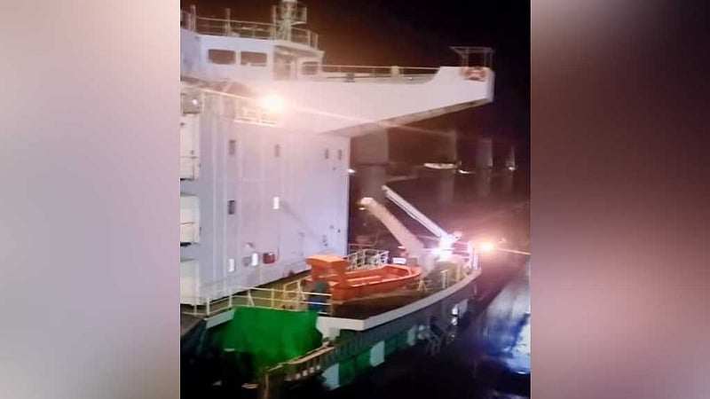 চট্টগ্রাম বন্দরের বহির্নোঙরে এক জাহাজকে আরেকটির ধাক্কা