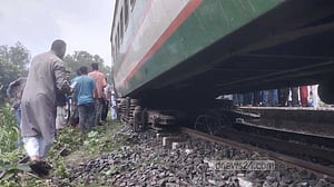 সিরাজগঞ্জে ট্রেন লাইনচ্যুত: উদ্ধার অভিযান শুরু, তদন্ত কমিটি
