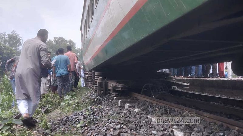 সিরাজগঞ্জে ট্রেন লাইনচ্যুত: উদ্ধার অভিযান শুরু, তদন্ত কমিটি