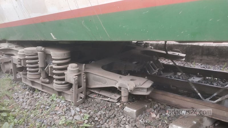 সিরাজগঞ্জে বগি লাইনচ্যুত: ৭ ঘণ্টা পর ট্রেন চলাচল শুরু