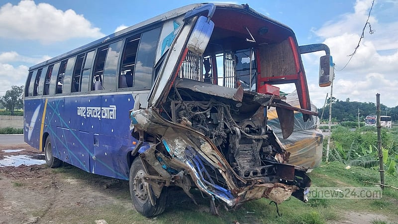 সিরাজগঞ্জে ট্রাকের সঙ্গে সংঘর্ষে বাসচালকসহ নিহত ২