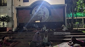 খোলা আকাশের নিচে দিন যায়, রাত যায় ক্যান্সারের রোগী-স্বজনদের