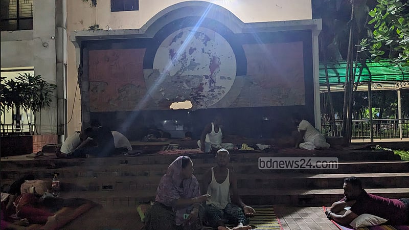 খোলা আকাশের নিচে দিন যায়, রাত যায় ক্যান্সারের রোগী-স্বজনদের