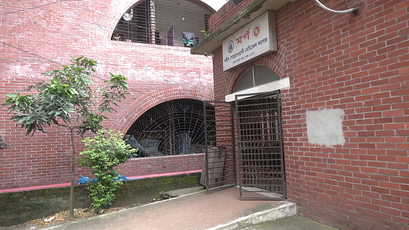 ড্রেনে কাজ করছিলেন ওয়াসা কর্মী, মাথা তুলতেই গাড়ির চাকায় পিষ্ট
