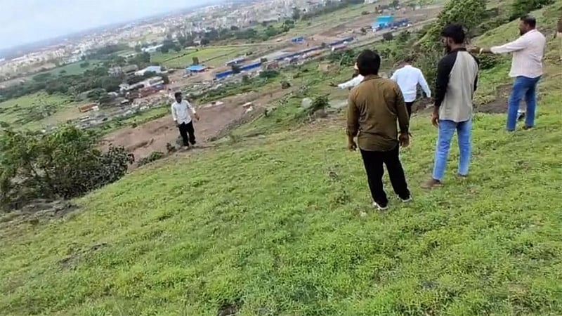 মহারাষ্ট্রে আইফোন কেনার জেদ কেড়ে নিল বাবা-মা ও ছেলের প্রাণ