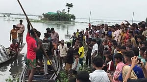 কীর্তন থেকে ফেরার পথে হাওরে নৌকাডুবি: মৃত বেড়ে ২, নিখোঁজ ২