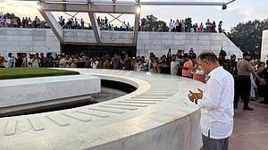 মা-বাবার কবর জিয়ারত করলেন প্রধানমন্ত্রী