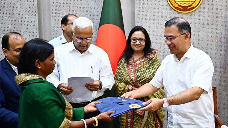 চা শ্রমিকদের রেইনকোট বিতরণ কর্মসূচি উদ্বোধন