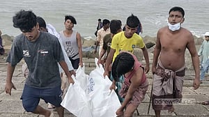 টেকনাফ উপকূলে ভেসে এল অজ্ঞাত লাশ