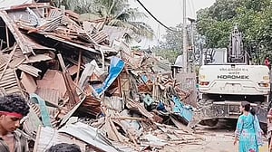 টঙ্গীতে ভেঙে দেওয়া হল মাদকের ‘হটস্পট’ হাজির মাজার বস্তি