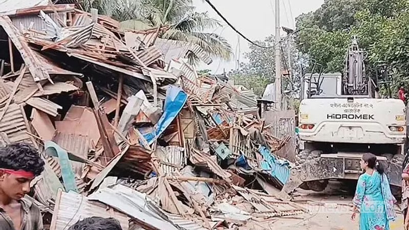 টঙ্গীতে ভেঙে দেওয়া হল মাদকের ‘হটস্পট’ হাজির মাজার বস্তি