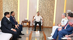 প্রধানমন্ত্রীর সঙ্গে মার্কিন নৌ কমান্ডারের সাক্ষাৎ, আলোচনায় যৌথ মহড়া