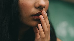 ঠোঁটের তারুণ্য ধরে রাখতে