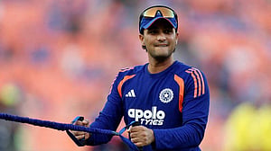 আভিশেকের শূন‍্যের হ্যাটট্রিক শাস্ত্রির কাছে ইতিবাচক