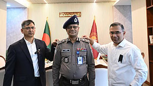 আইজিপি আলী হোসেন ফকিরকে র‍্যাংক ব্যাজ পরালেন প্রধানমন্ত্রী