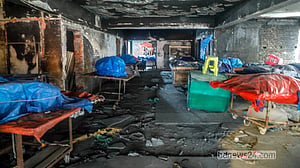 আওয়ামী লীগ কার্যালয় এখন ‘হকারদের গ্যারেজ’