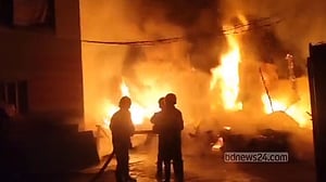 বাগেরহাটে মুক্তিযোদ্ধা মার্কেটে পুড়ল ডায়াগনস্টিক সেন্টারসহ ১৪ দোকান