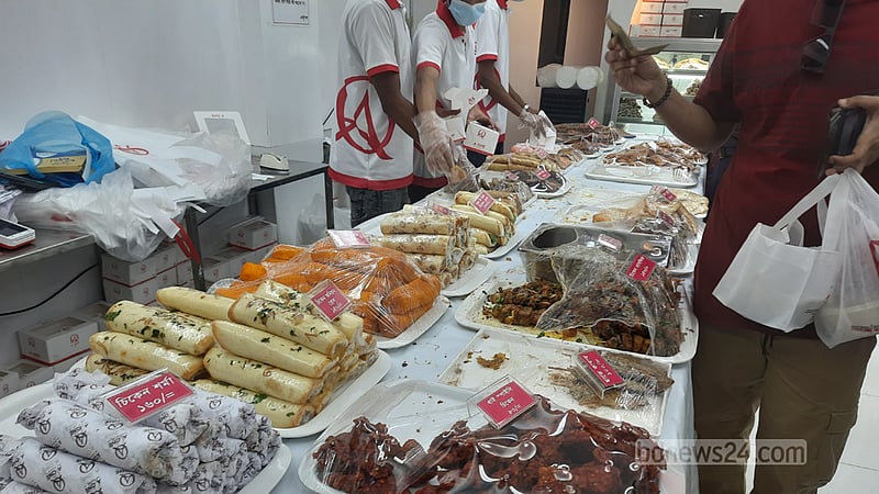 বেইলি রোডে বাহারি ইফতারির পসরা