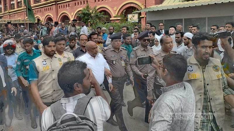 আদালতে হট্টগোল: বরিশালে আইনজীবী সমিতির সভাপতি গ্রেপ্তার, বিক্ষোভ