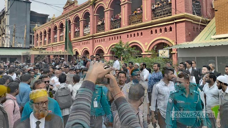 আদালতে হট্টগোল: বরিশালে বিএনপিপন্থি ২০ আইনজীবীর বিরুদ্ধে মামলা