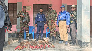 বরিশালে ভোটকেন্দ্রের পাশ থেকে ২১ রাম দা উদ্ধার