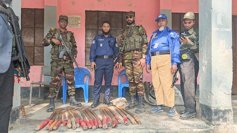 বরিশালে ভোটকেন্দ্রের পাশ থেকে ২১ রাম দা উদ্ধার