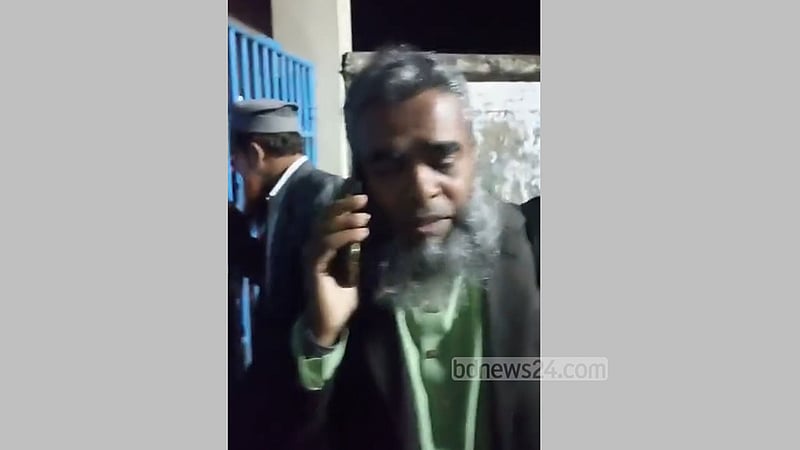 অনুমতি ছাড়া কেন্দ্রের বাইরে ঘোরাঘুরি: বরিশালে ২ সহকারী প্রিজাইডিং কর্মকর্তা প্রত্যাহার