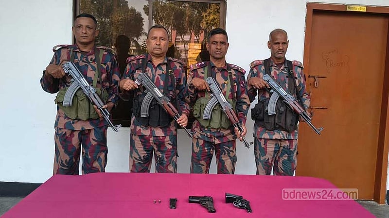 বেনাপোলে বিজিবির অভিযানে বিদেশি অস্ত্র ও গুলি উদ্ধার