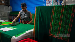 ঈদবাজার: ব্লক-বাটিকের কাজের চাপে কারিগররা