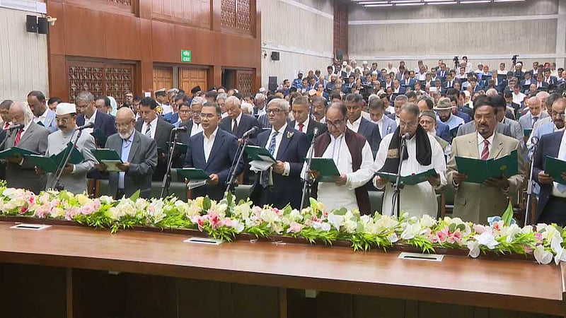 নির্বাচিতদের দুই শপথ, কী বলছেন আইনজ্ঞরা