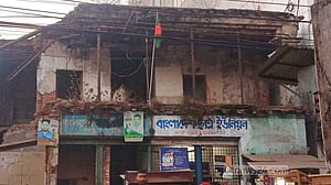 বগুড়ায় আওয়ামী লীগের ভাঙা কার্যালয়ে জাতীয় পতাকা