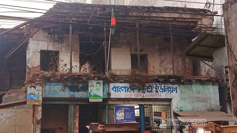 বগুড়ায় আওয়ামী লীগের ভাঙা কার্যালয়ে জাতীয় পতাকা