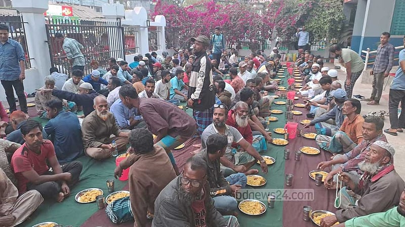 তারেক রহমানের পৃষ্ঠপোষকতায় বগুড়ায় ৩ শতাধিক মানুষের ইফতার