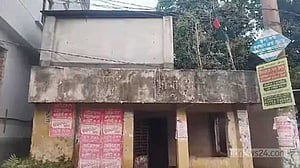 বগুড়ায় আওয়ামী লীগ কার্যালয়ে জাতীয় পতাকা উত্তোলন