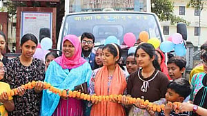 দেড় বছর পর বগুড়ায় বিশ্বসাহিত্য কেন্দ্রের ভ্রাম্যমাণ লাইব্রেরি চালু