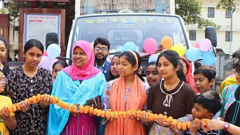 দেড় বছর পর বগুড়ায় বিশ্বসাহিত্য কেন্দ্রের ভ্রাম্যমাণ লাইব্রেরি চালু