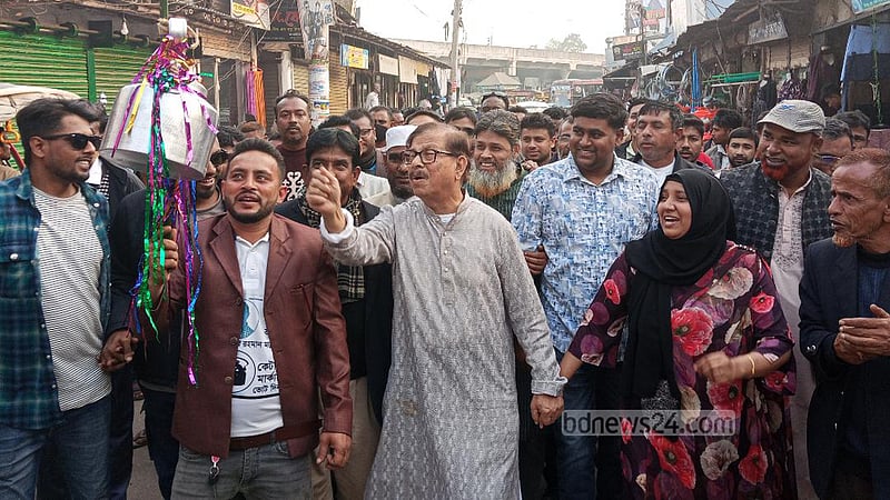 শেষ পর্যন্ত ঢাকা ১৮ থেকে সরে গেলেন মান্না