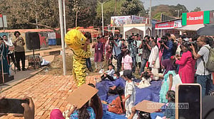 ছবি এঁকে, পাপেট শো দেখে বইমেলায় সকাল কাটাল ছোটরা