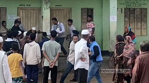 সরাইলে রুমিন ও জুনায়েদের সমর্থকদের হাতাহাতি, ১০ মিনিট ভোট বন্ধ